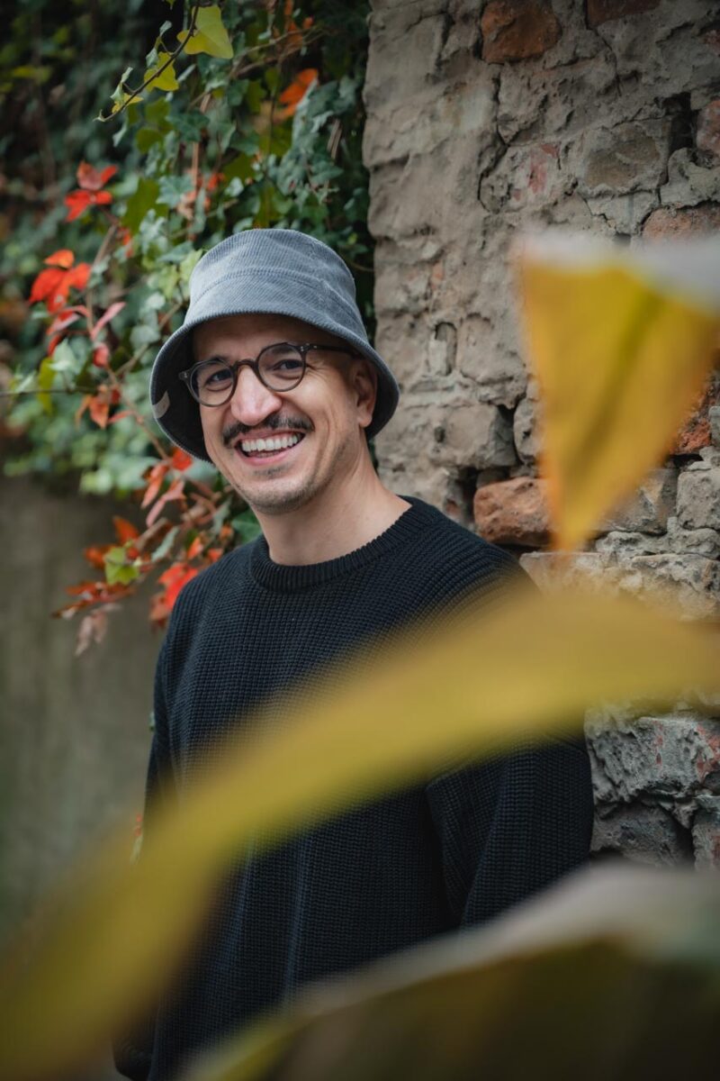 Pánsky vlnený sveter Pierko - čierny - Image 5